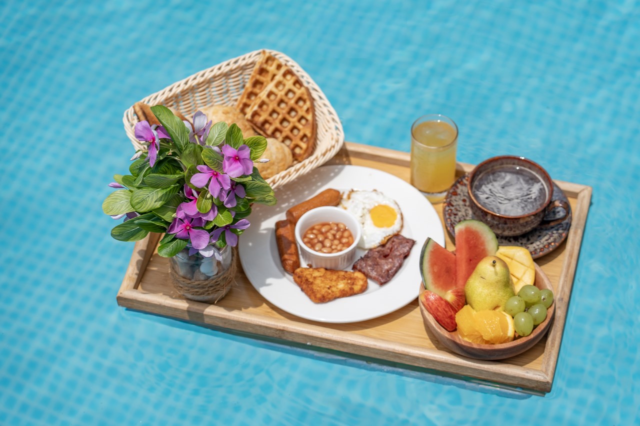 Cygnus Restaurant service image