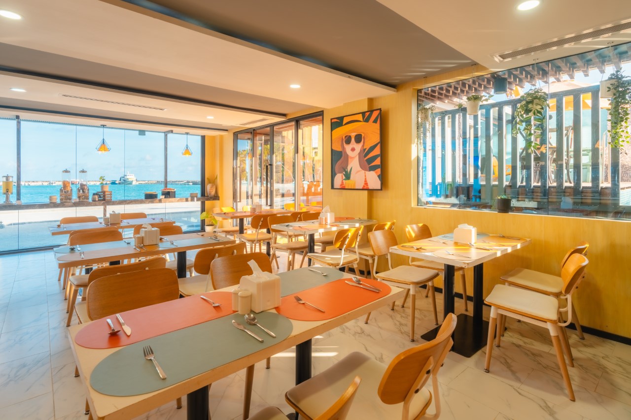 Cygnus Restaurant service image