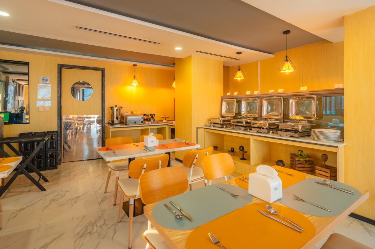 Cygnus Restaurant service image